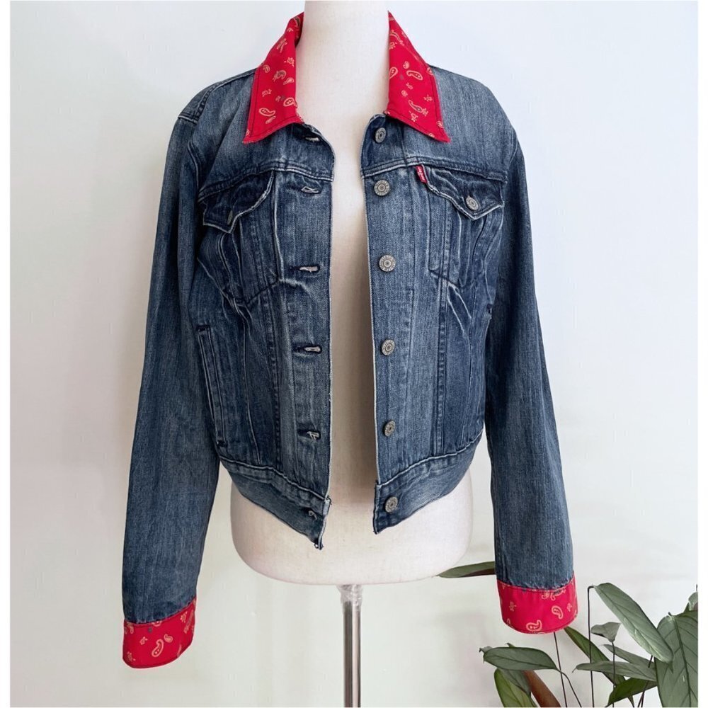 EUC Levi’s Red Bandanna Trim 100% Cotton Classic Denim Jean Jacket L - Picture 7 of 8